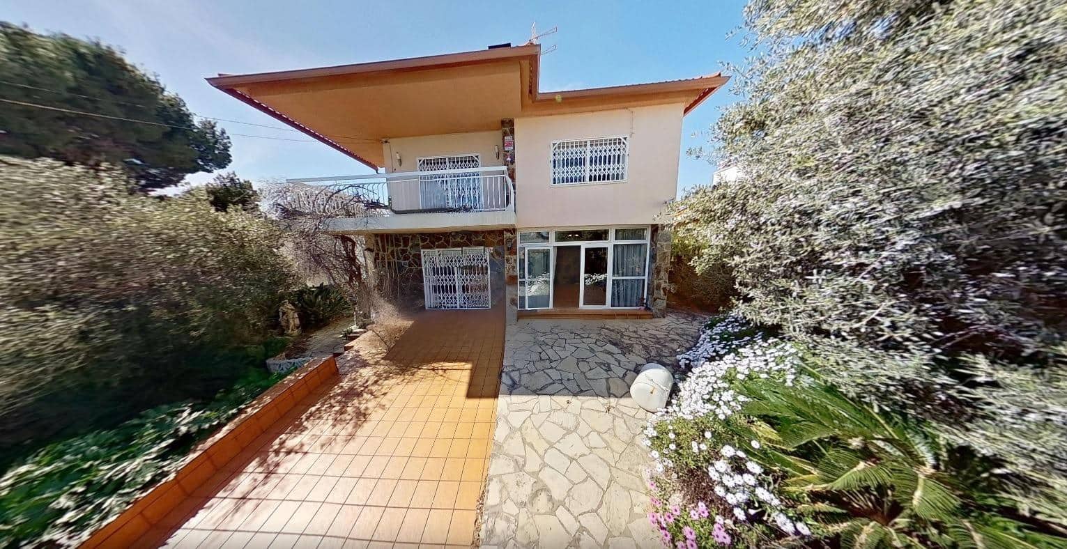 Chalet de 4 habitaciones en Calafell en venta con garaje - 540.000 € (Ref: 9424457)