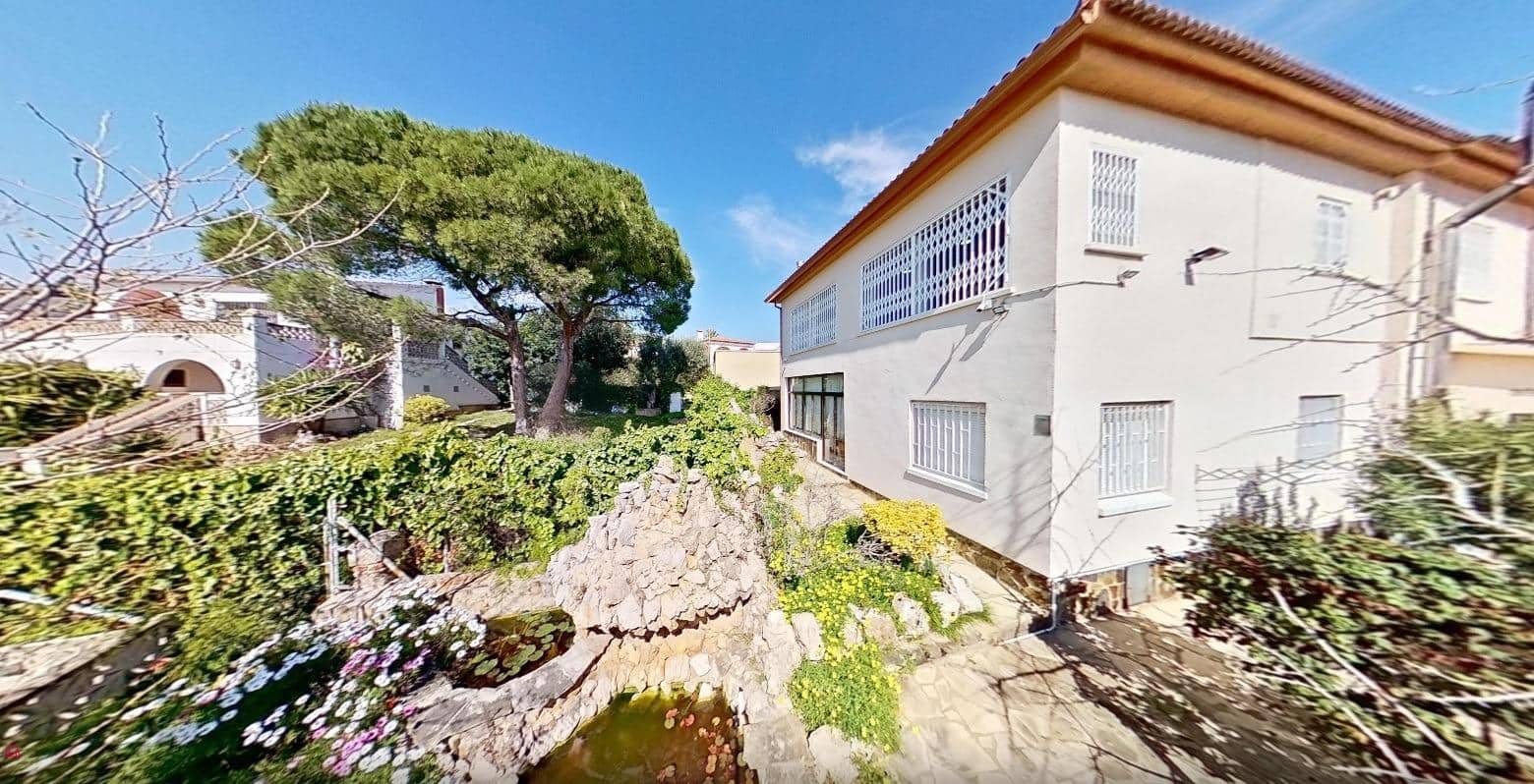 Chalet de 4 habitaciones en Calafell en venta con garaje - 540.000 € (Ref: 9424457)