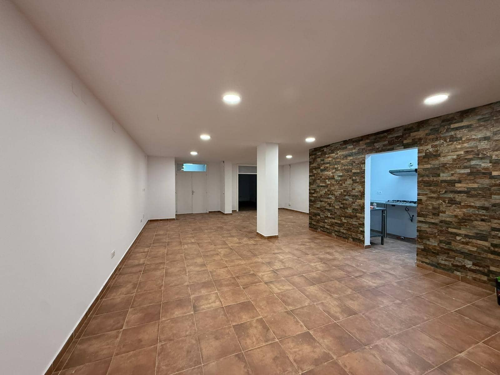 Commercial for sale in Sitges - € 190,000 (Ref: 9433511)