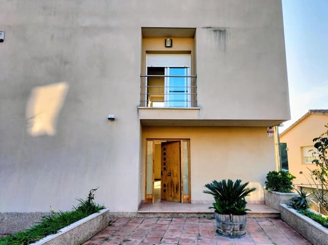 Chalet de 5 habitaciones en Canyelles en venta con piscina - 600.000 € (Ref: 9452795)