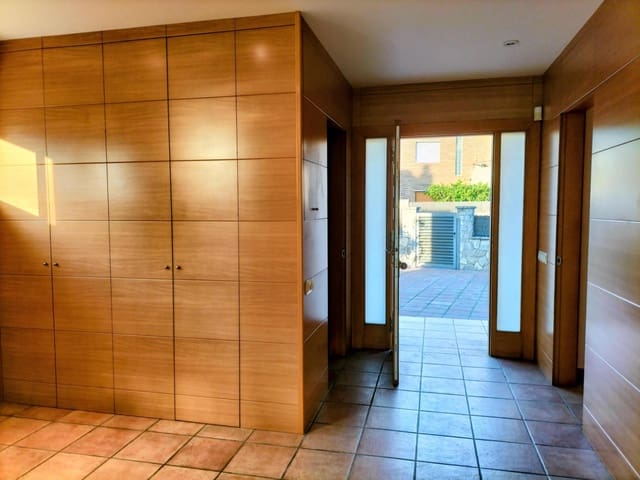 Chalet de 5 habitaciones en Canyelles en venta con piscina - 600.000 € (Ref: 9452795)