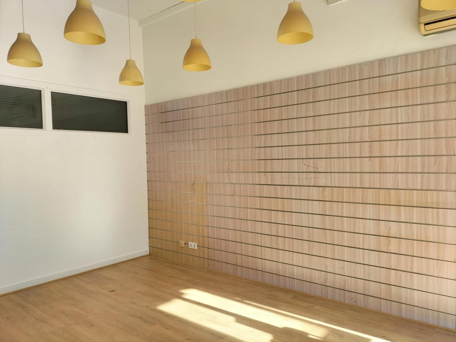 Commercial for sale in Sant Pere de Ribes - € 120,000 (Ref: 9571266)