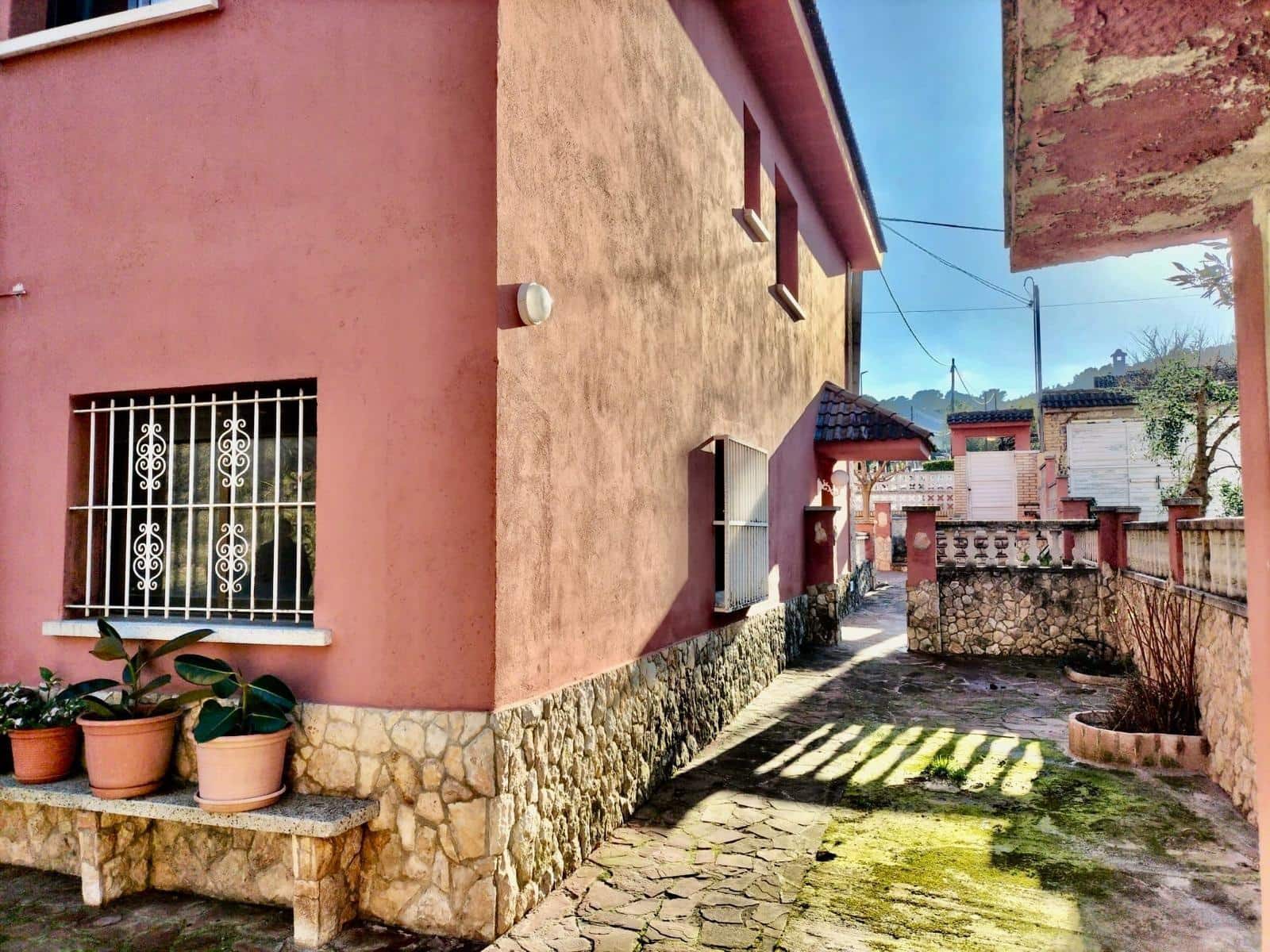 5 bedroom Villa for sale in Canyelles with garage - € 318,000 (Ref: 9639512)