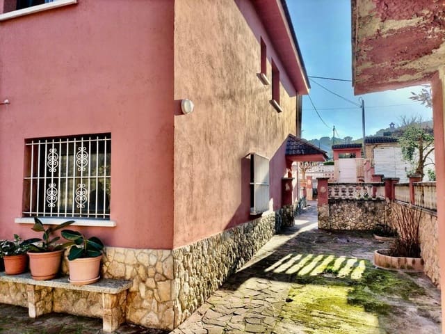 5 bedroom Villa for sale in Canyelles with garage - € 318,000 (Ref: 9639512)