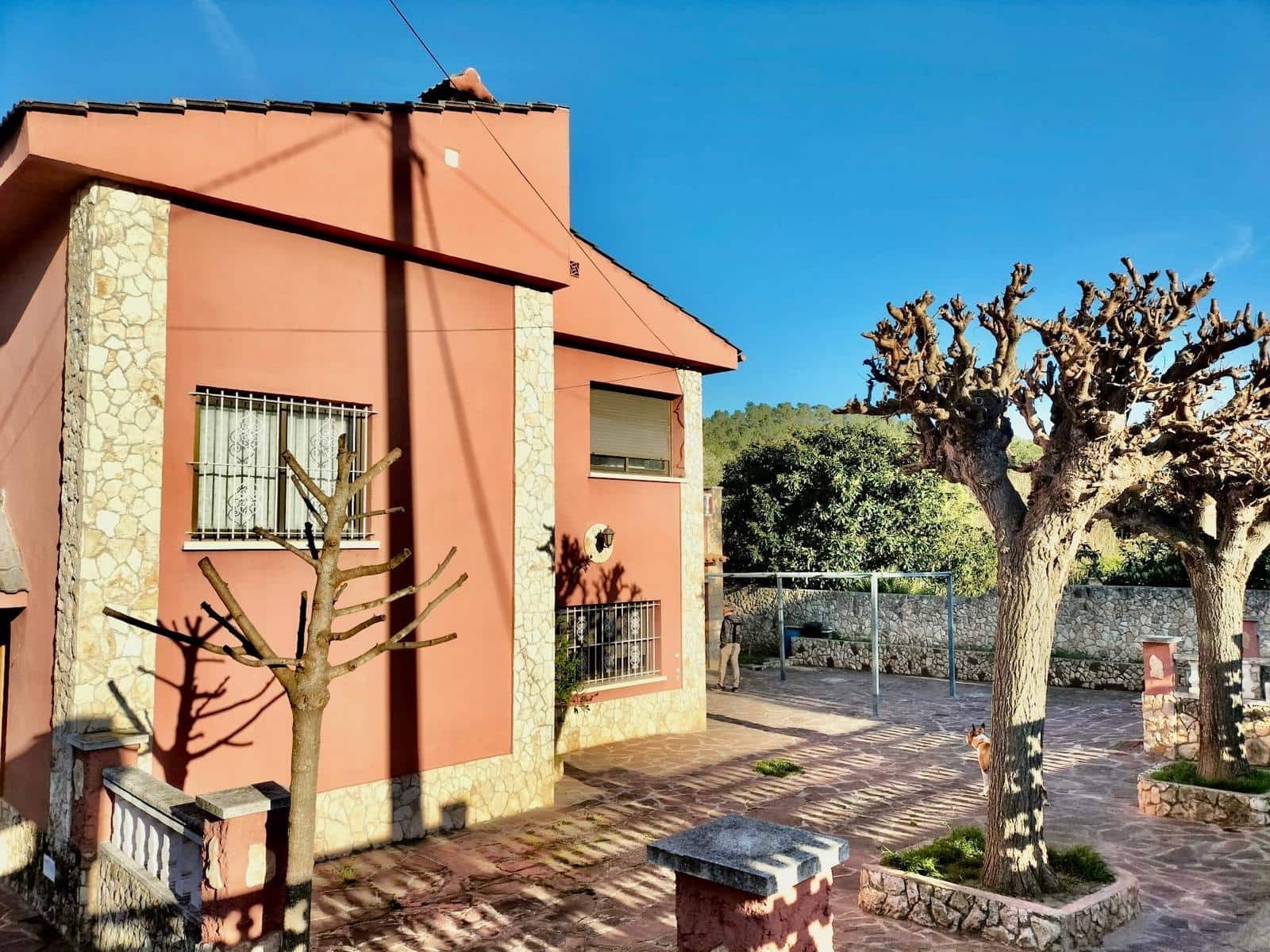 5 bedroom Villa for sale in Canyelles with garage - € 318,000 (Ref: 9639512)