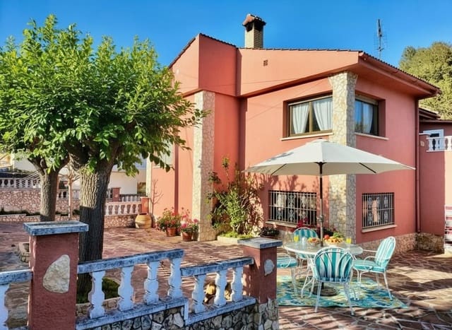 Chalet de 5 habitaciones en Canyelles en venta con garaje - 318.000 € (Ref: 9639512)