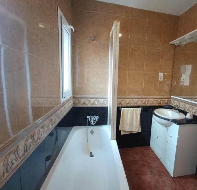 4 bedroom Villa for sale in Olivella with garage - € 315,000 (Ref: 9704935)