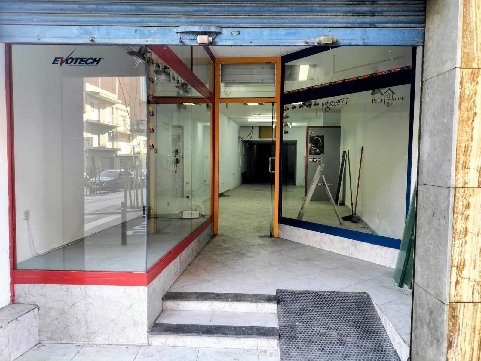 Commercial for sale in Vilafranca del Penedes - € 114,500 (Ref: 9729341)