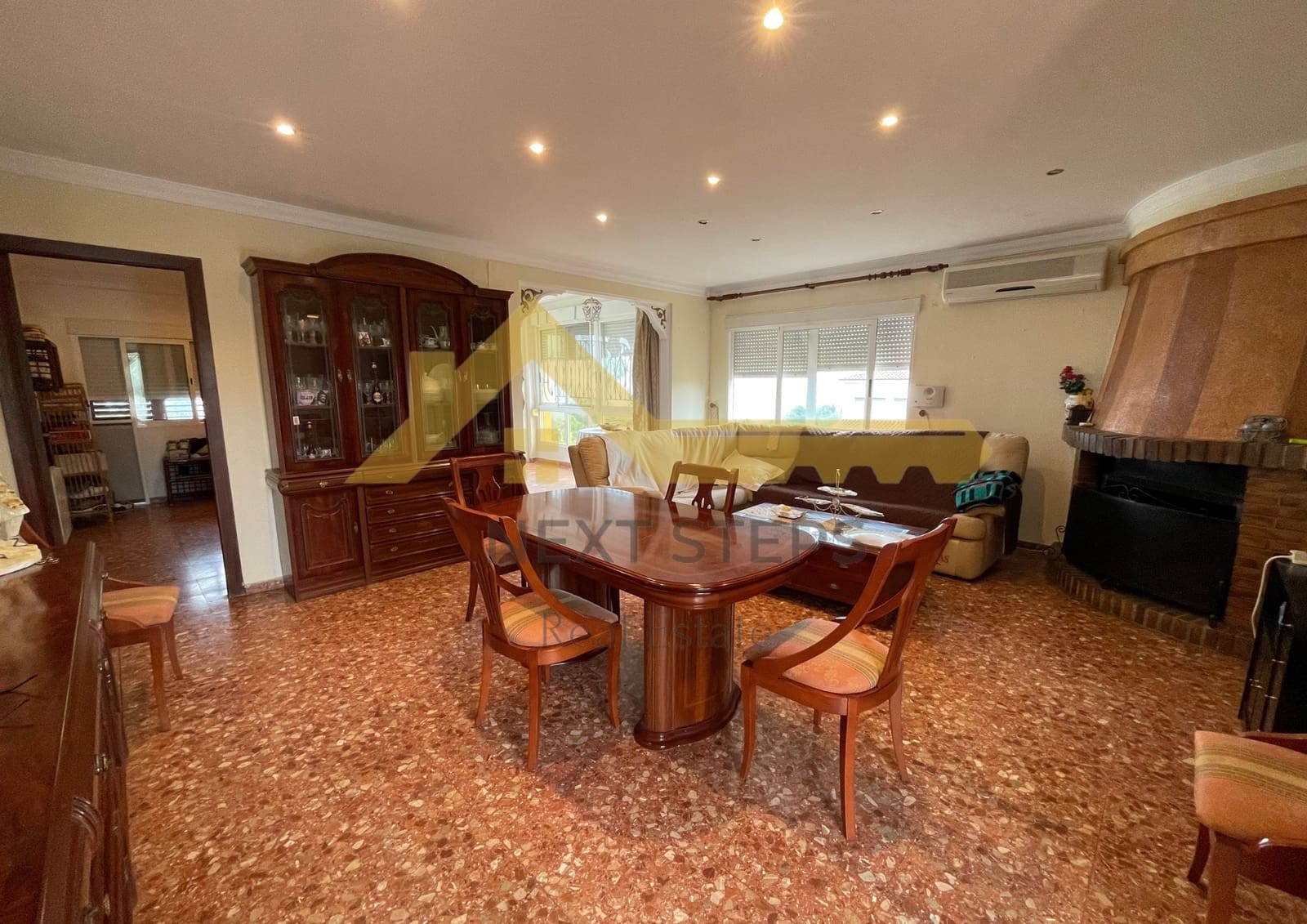 5 bedroom Villa for sale in Alberic with pool garage - € 300,000 (Ref: 8650930)