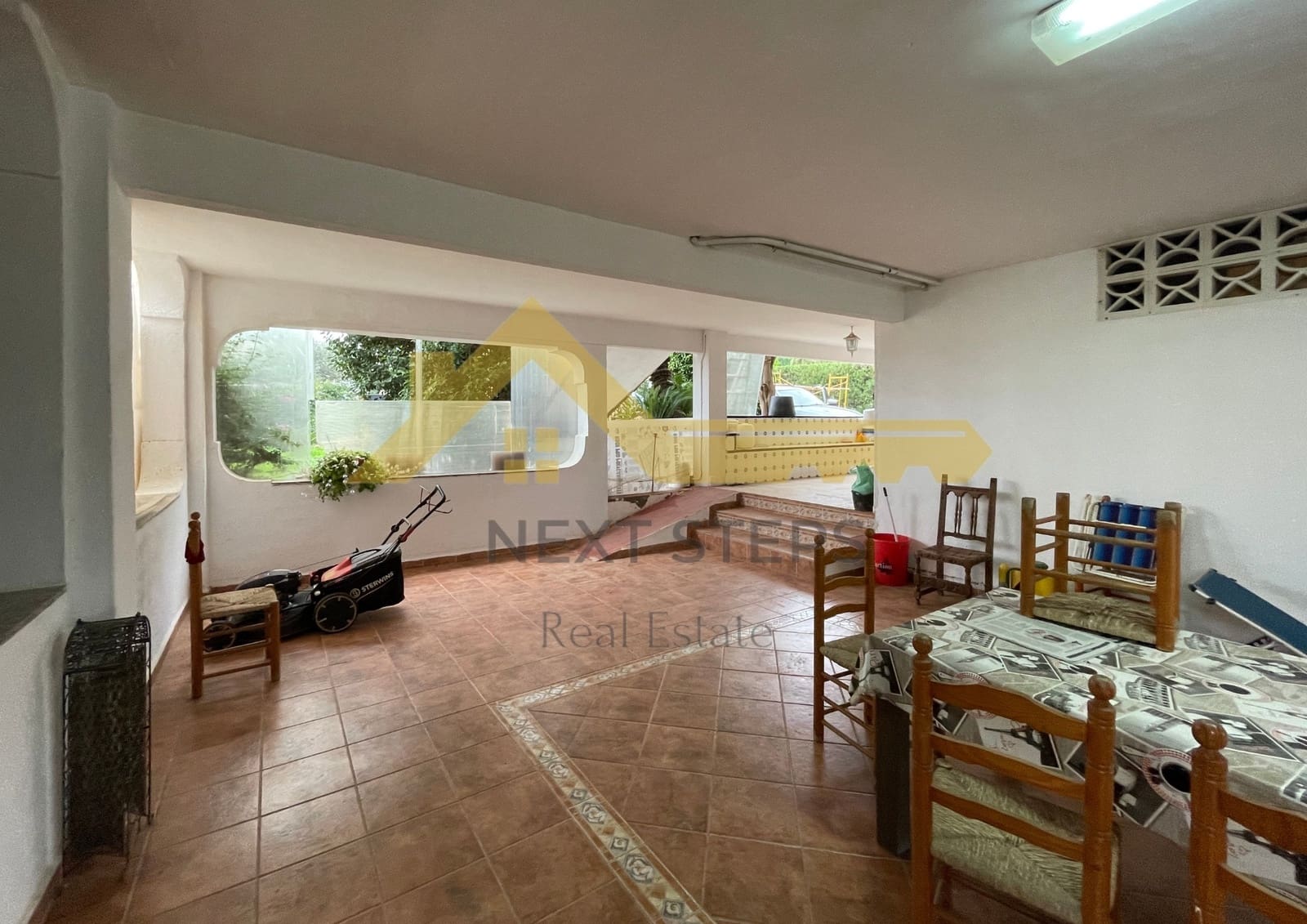5 bedroom Villa for sale in Alberic with pool garage - € 300,000 (Ref: 8650930)