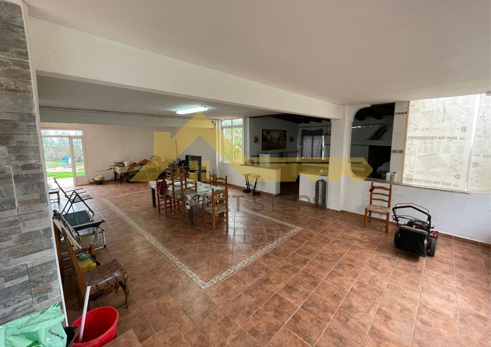 5 bedroom Villa for sale in Alberic with pool garage - € 300,000 (Ref: 8650930)