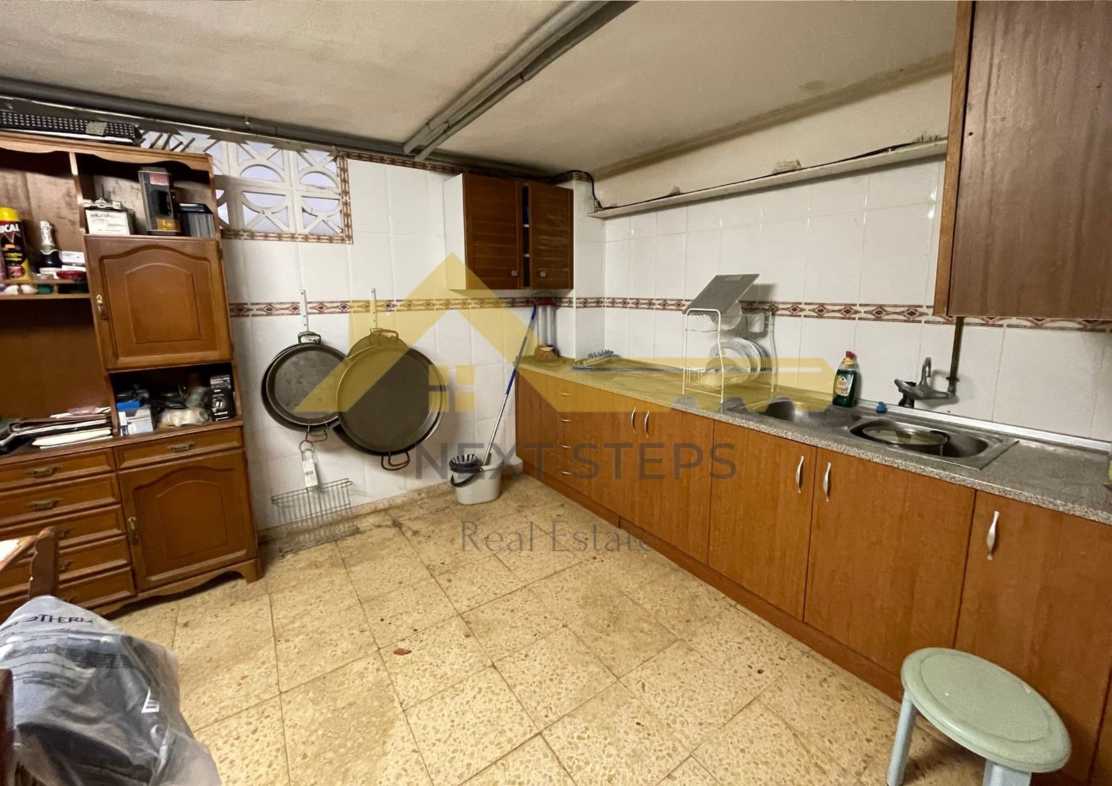 5 bedroom Villa for sale in Alberic with pool garage - € 300,000 (Ref: 8650930)