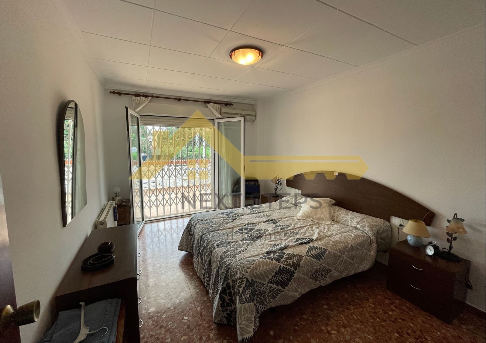 5 bedroom Villa for sale in Alberic with pool garage - € 300,000 (Ref: 8650930)