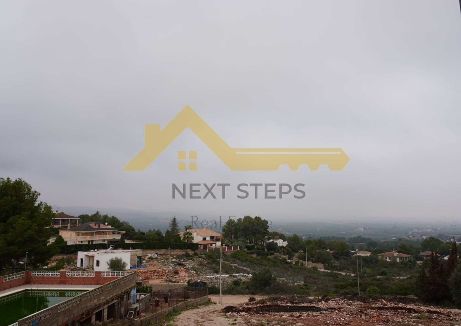 5 bedroom Villa for sale in Alberic with pool garage - € 300,000 (Ref: 8650930)