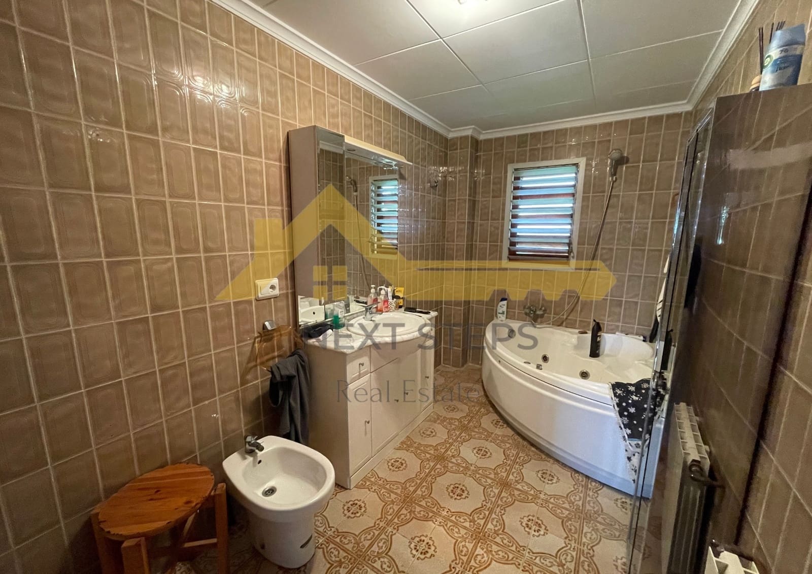 5 bedroom Villa for sale in Alberic with pool garage - € 300,000 (Ref: 8650930)