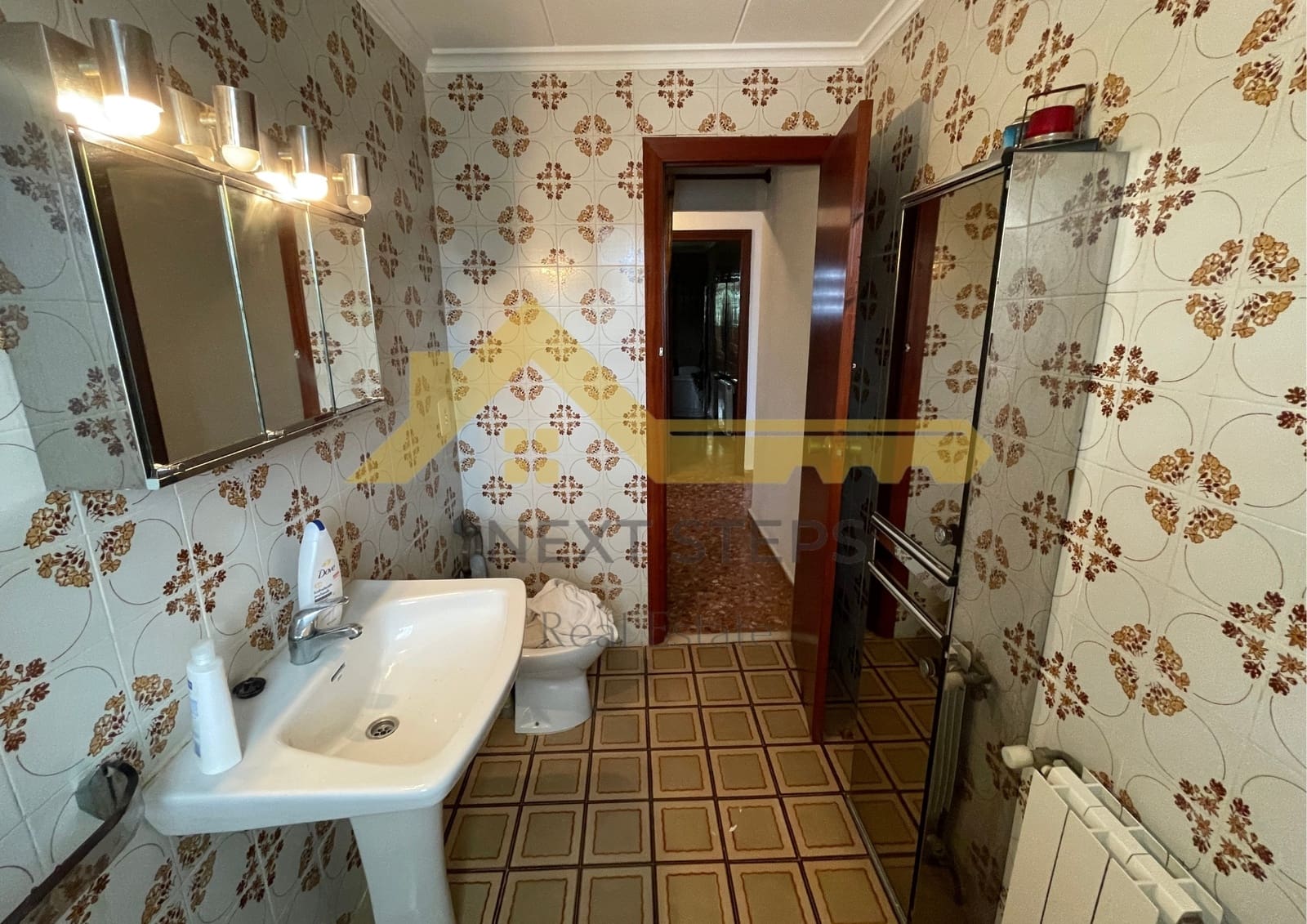 5 bedroom Villa for sale in Alberic with pool garage - € 300,000 (Ref: 8650930)