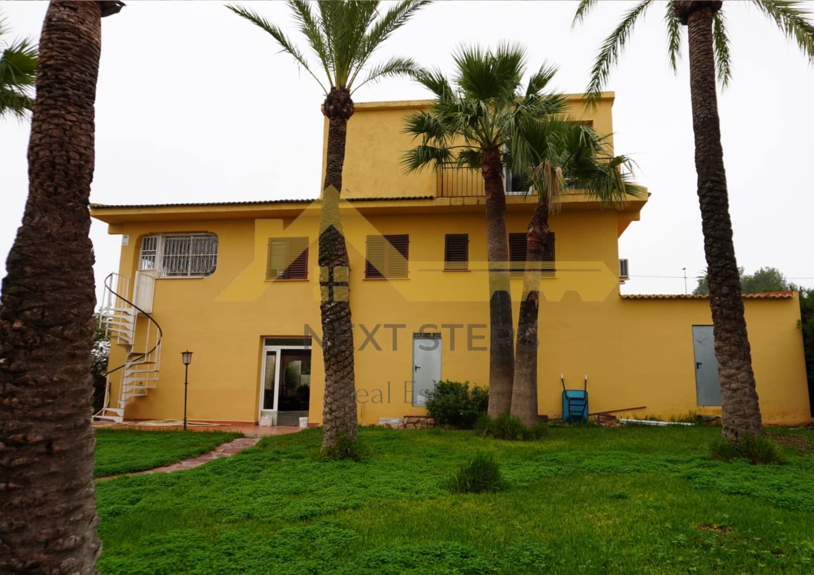 5 bedroom Villa for sale in Alberic with pool garage - € 300,000 (Ref: 8650930)