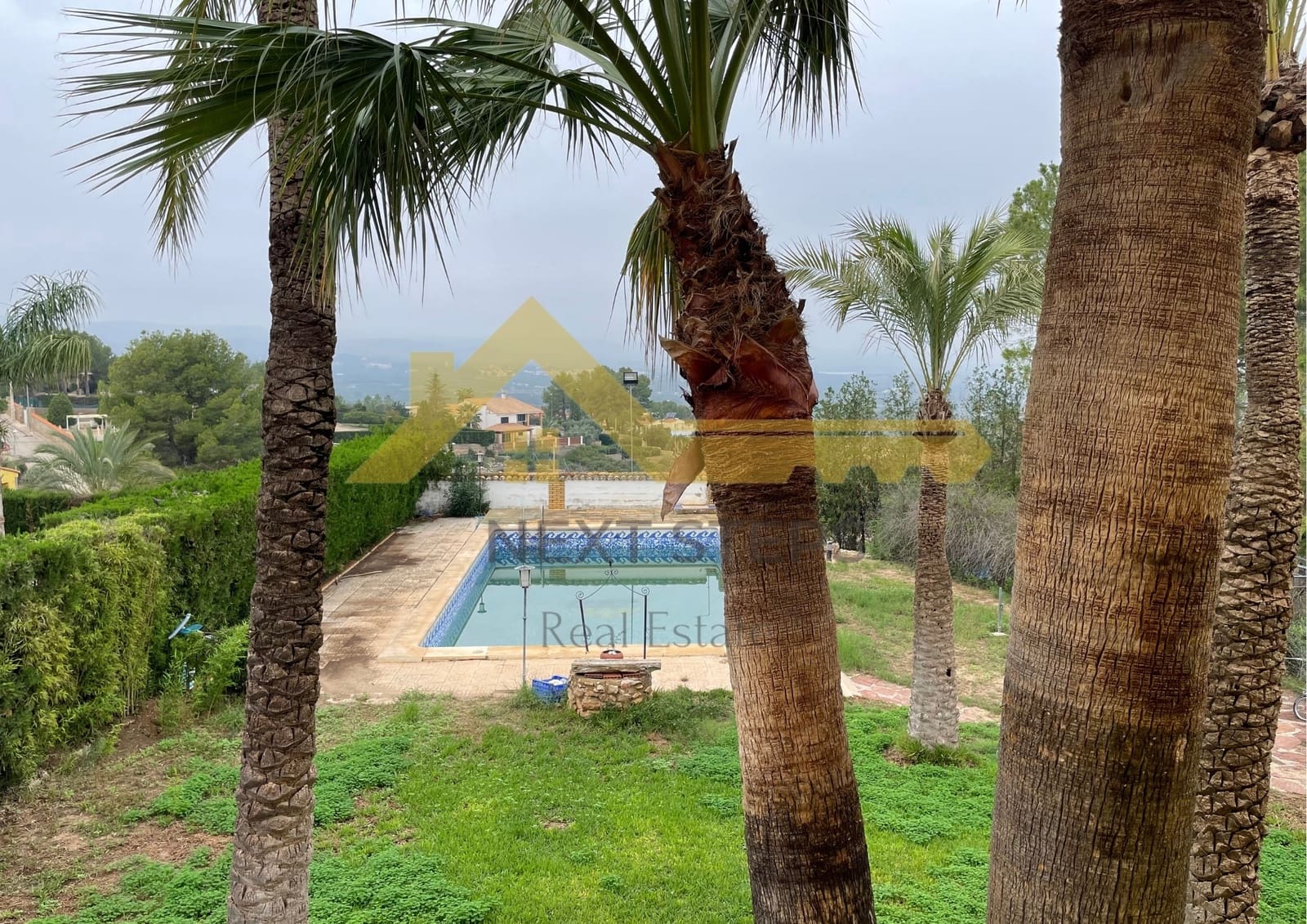 5 bedroom Villa for sale in Alberic with pool garage - € 300,000 (Ref: 8650930)