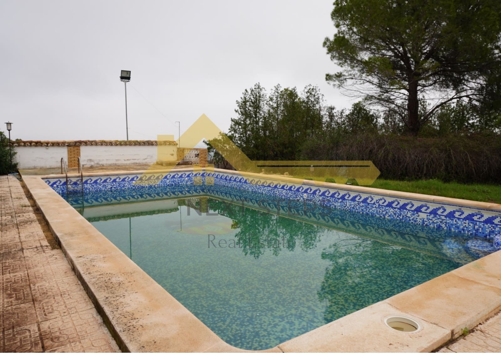 5 bedroom Villa for sale in Alberic with pool garage - € 300,000 (Ref: 8650930)