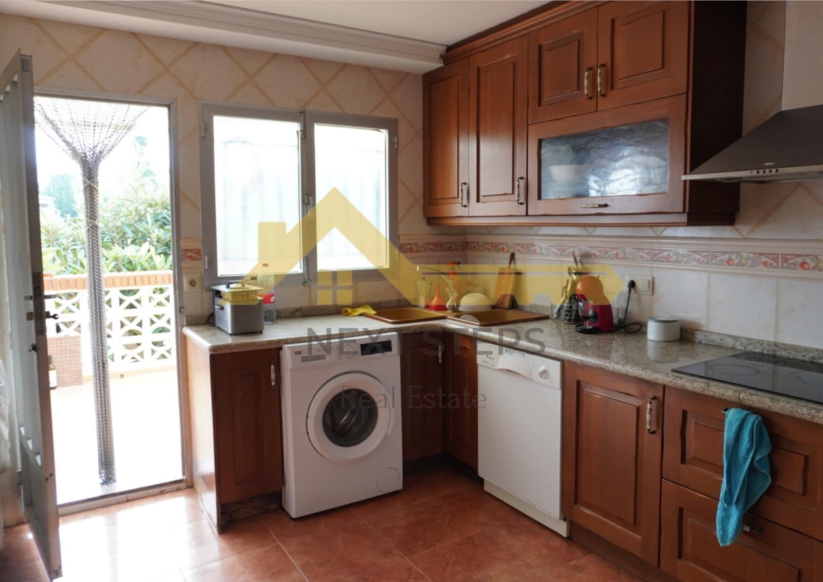 5 bedroom Villa for sale in Alberic with pool garage - € 300,000 (Ref: 8650930)