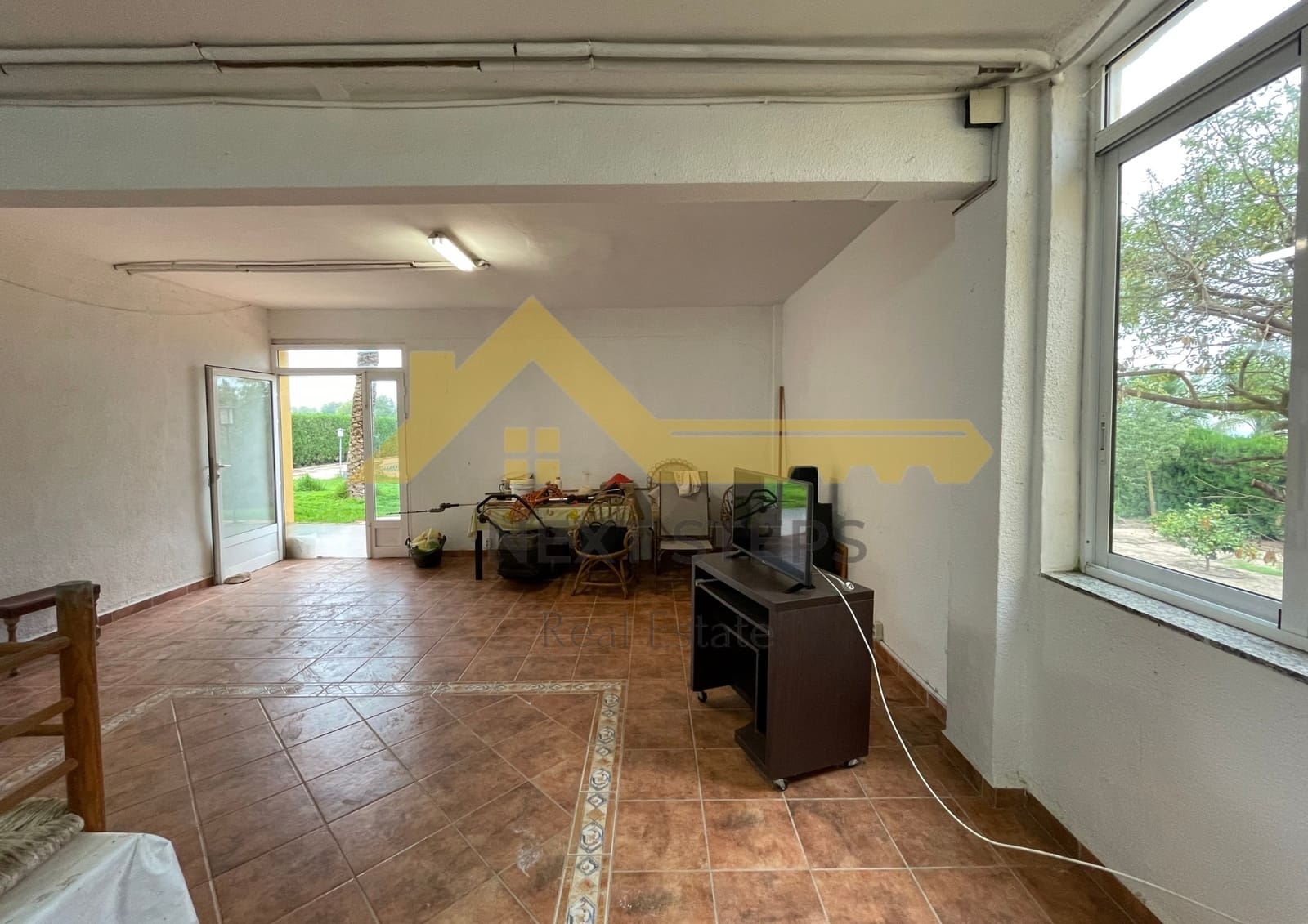 5 bedroom Villa for sale in Alberic with pool garage - € 300,000 (Ref: 8650930)