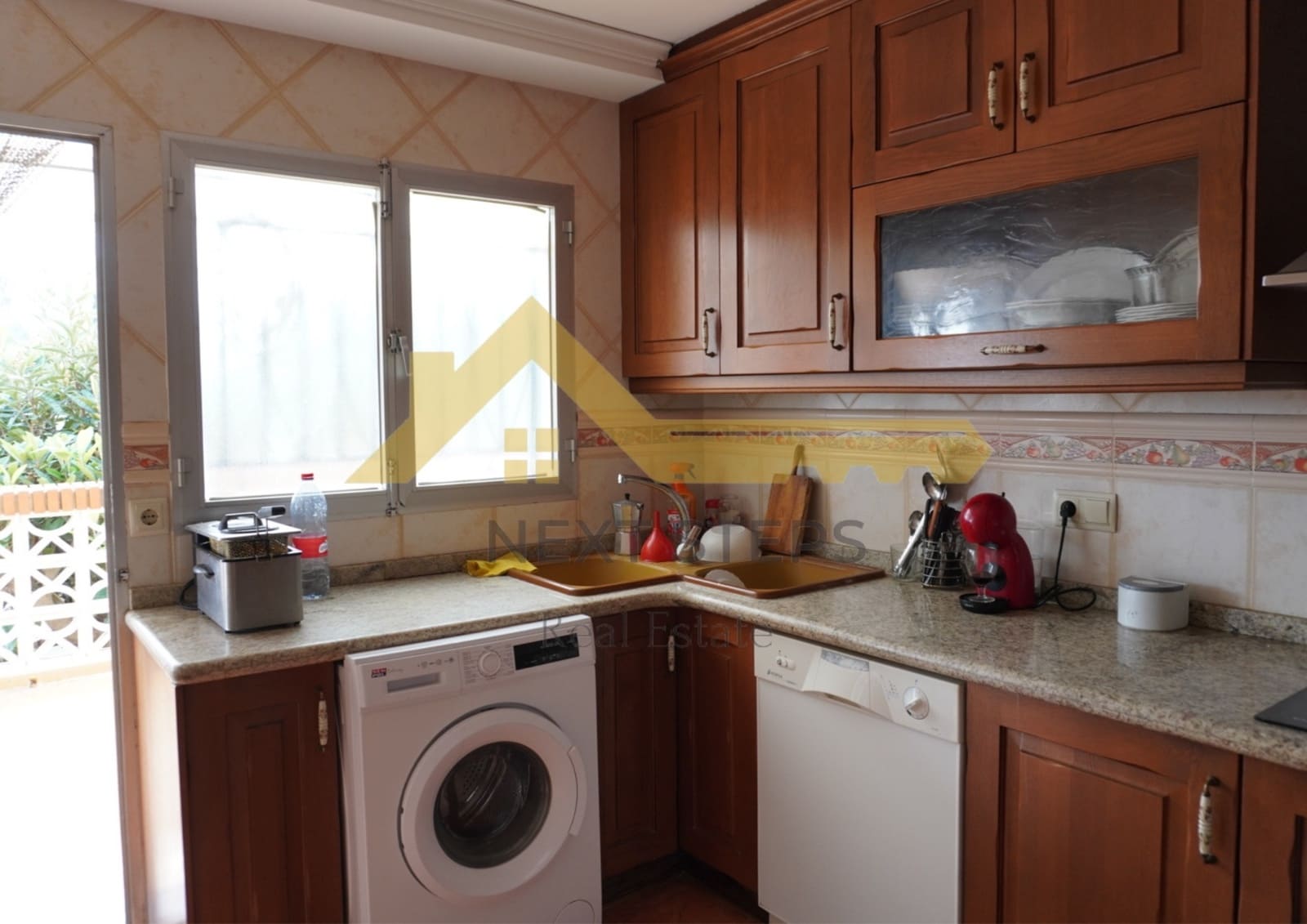 5 bedroom Villa for sale in Alberic with pool garage - € 300,000 (Ref: 8650930)