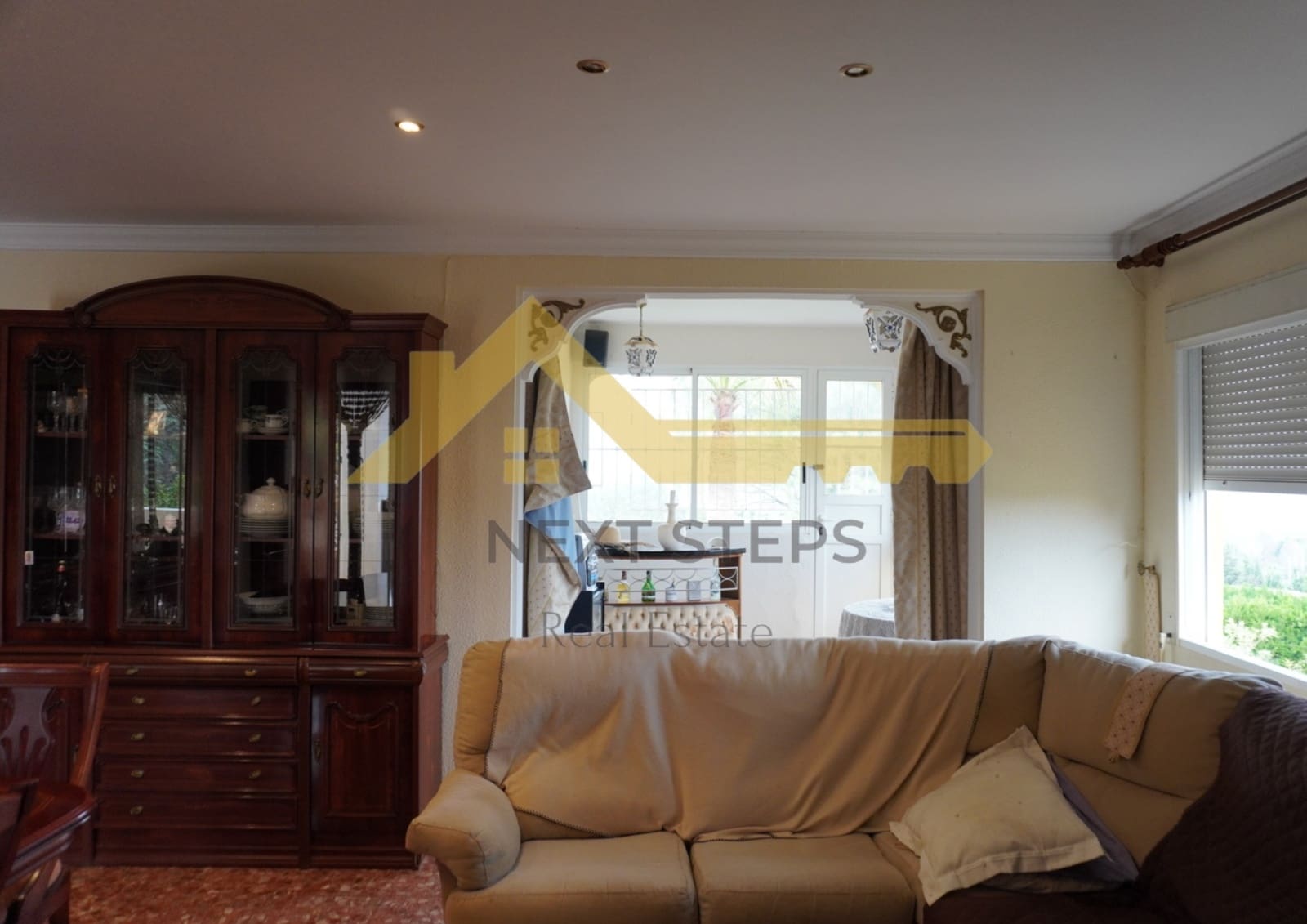 5 bedroom Villa for sale in Alberic with pool garage - € 300,000 (Ref: 8650930)