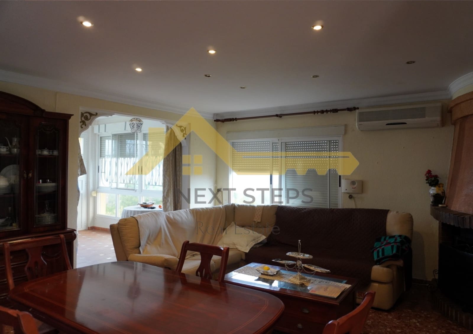 5 bedroom Villa for sale in Alberic with pool garage - € 300,000 (Ref: 8650930)