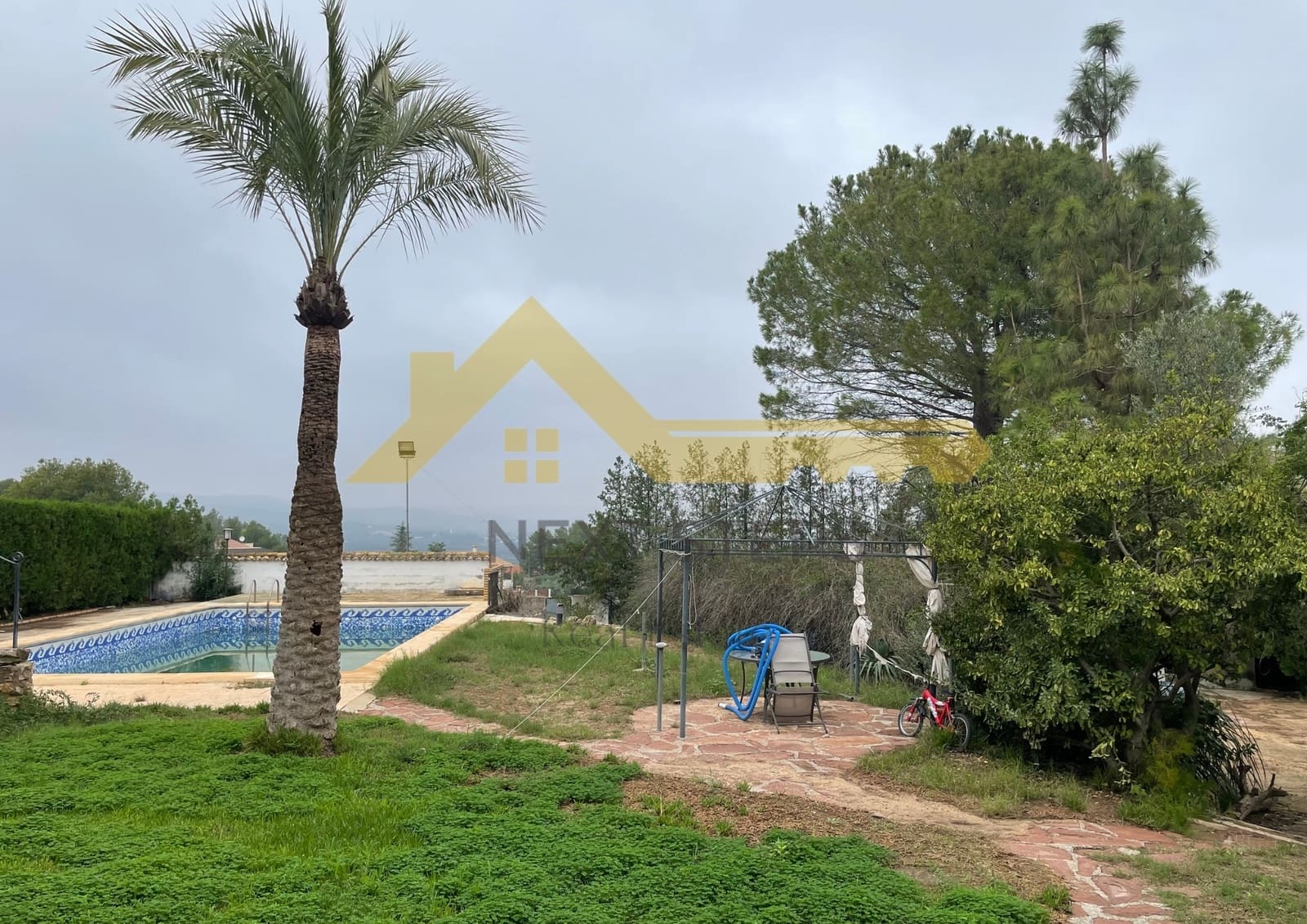 5 bedroom Villa for sale in Alberic with pool garage - € 300,000 (Ref: 8650930)