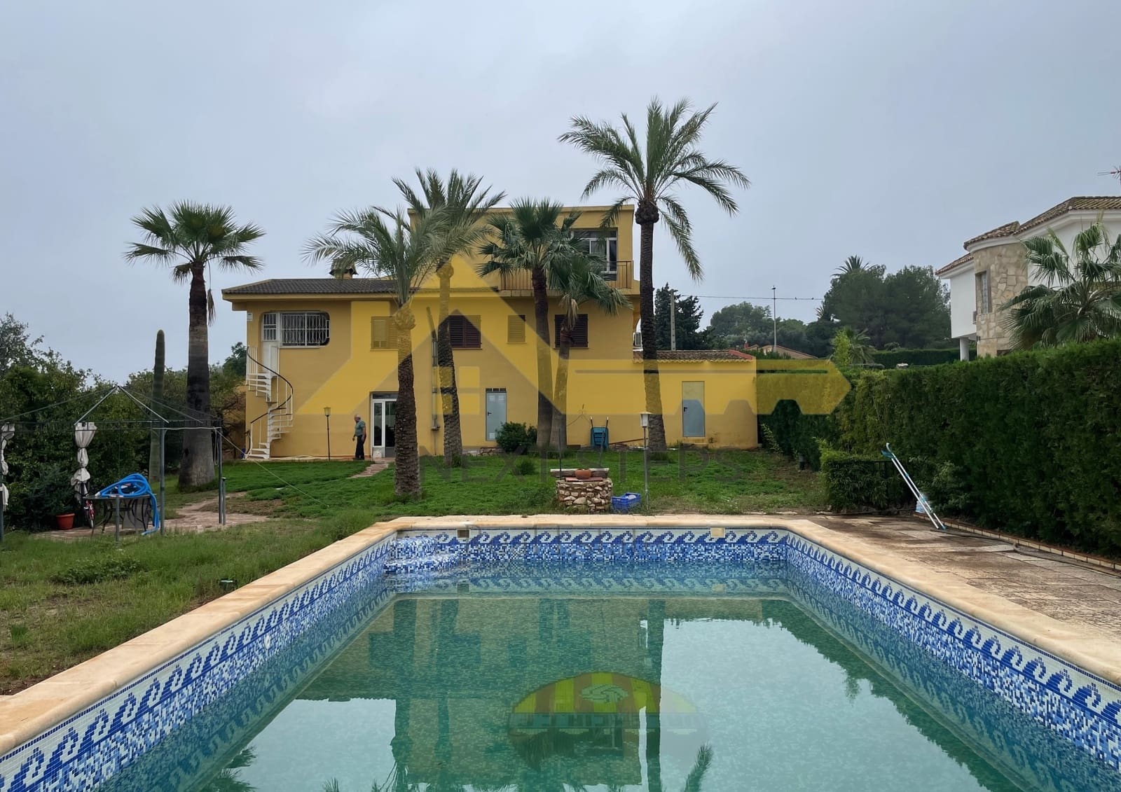 5 bedroom Villa for sale in Alberic with pool garage - € 300,000 (Ref: 8650930)
