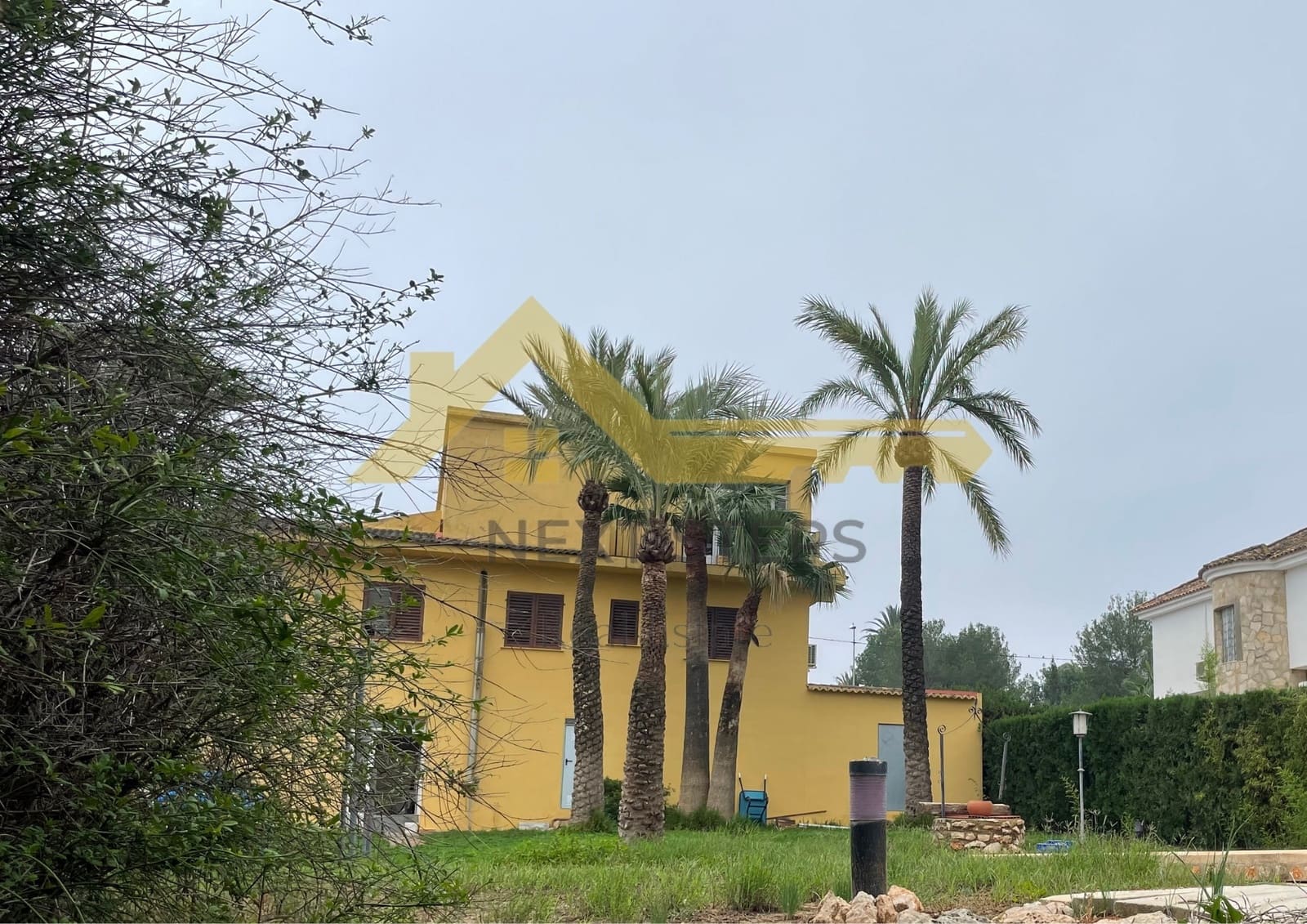 5 bedroom Villa for sale in Alberic with pool garage - € 300,000 (Ref: 8650930)