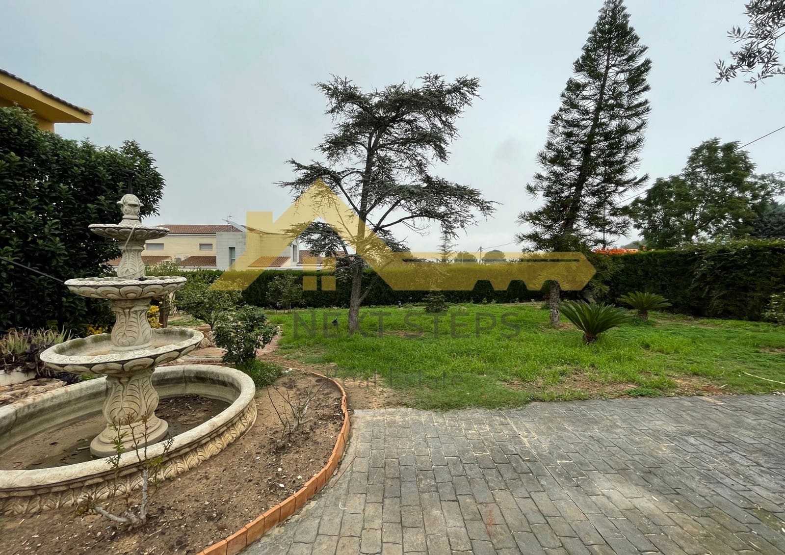 5 bedroom Villa for sale in Alberic with pool garage - € 300,000 (Ref: 8650930)