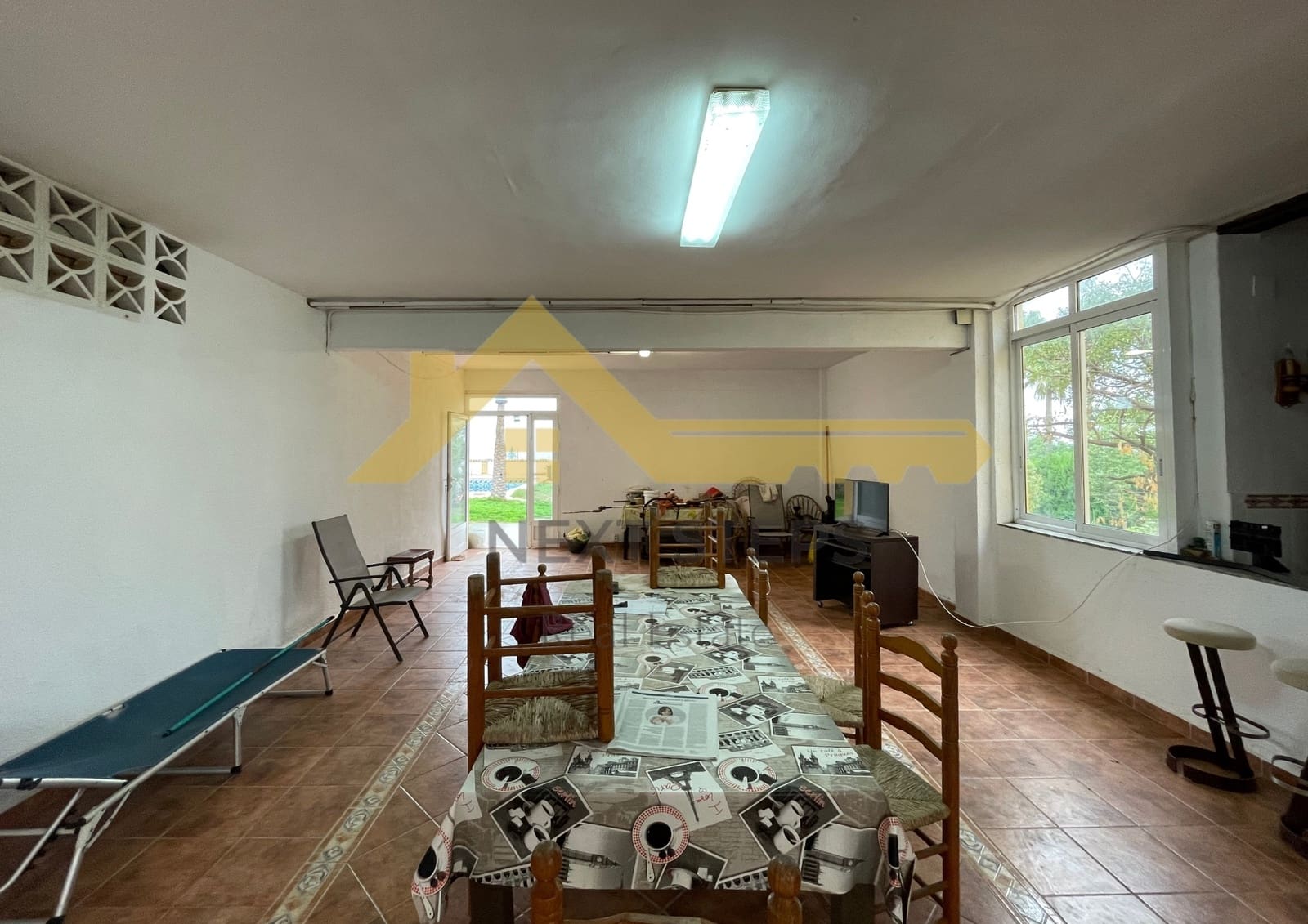 5 bedroom Villa for sale in Alberic with pool garage - € 300,000 (Ref: 8650930)