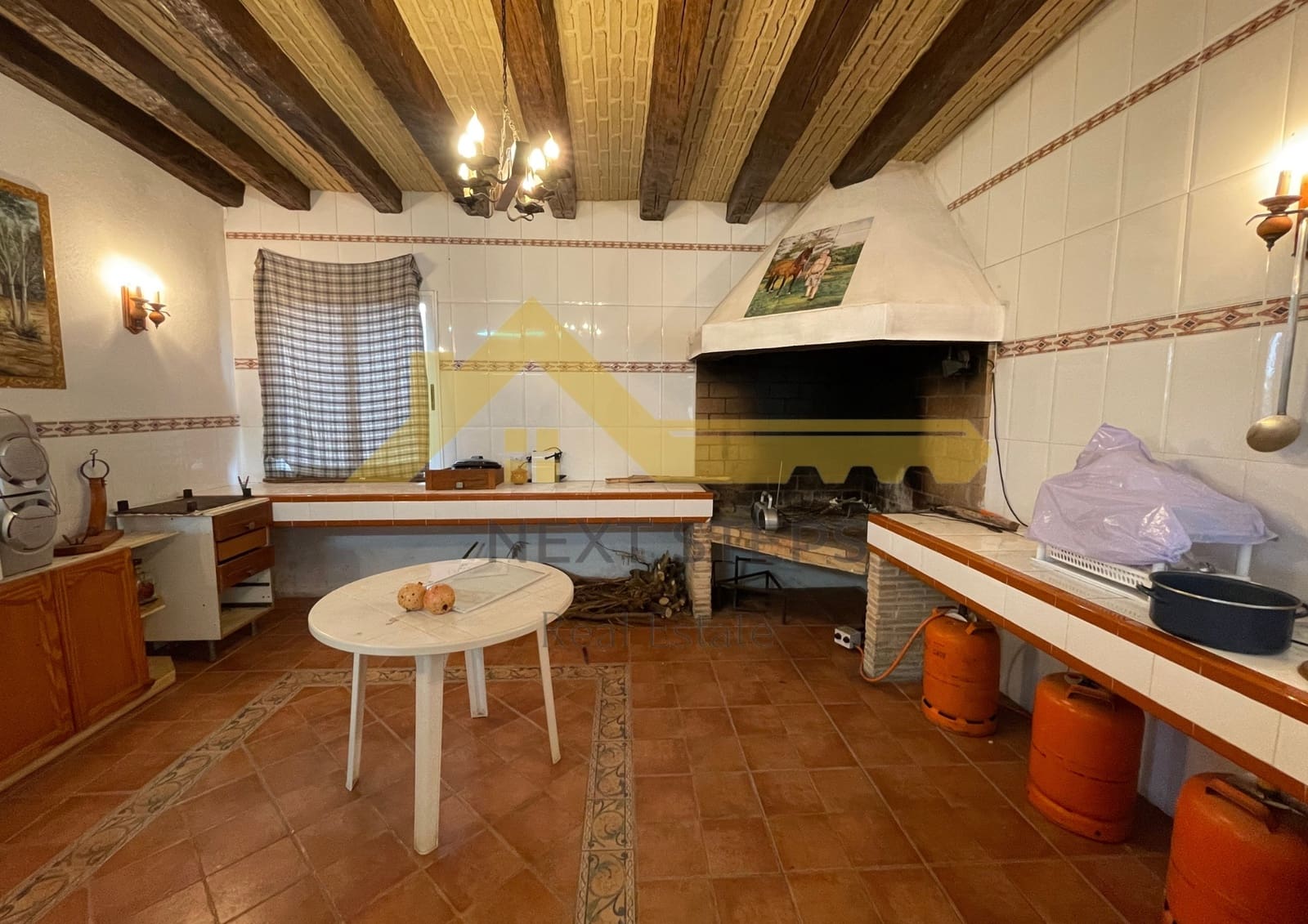 5 bedroom Villa for sale in Alberic with pool garage - € 300,000 (Ref: 8650930)