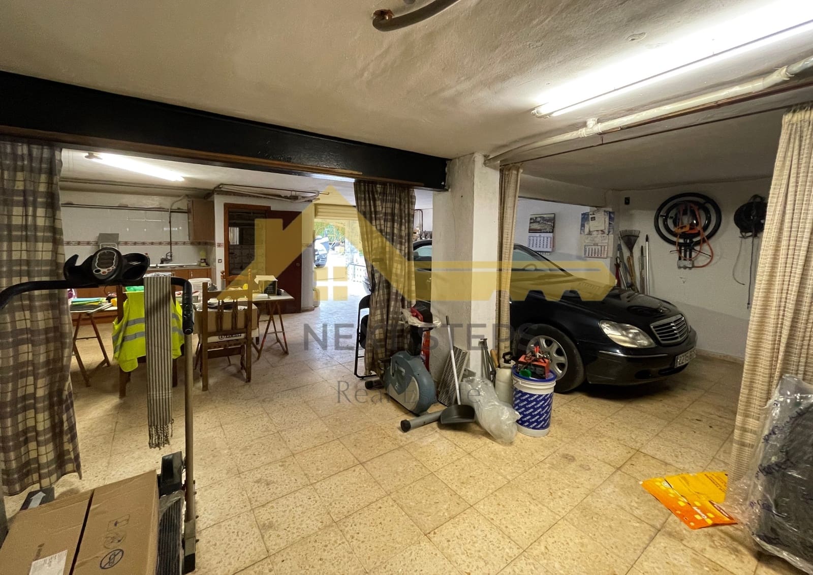 5 bedroom Villa for sale in Alberic with pool garage - € 300,000 (Ref: 8650930)