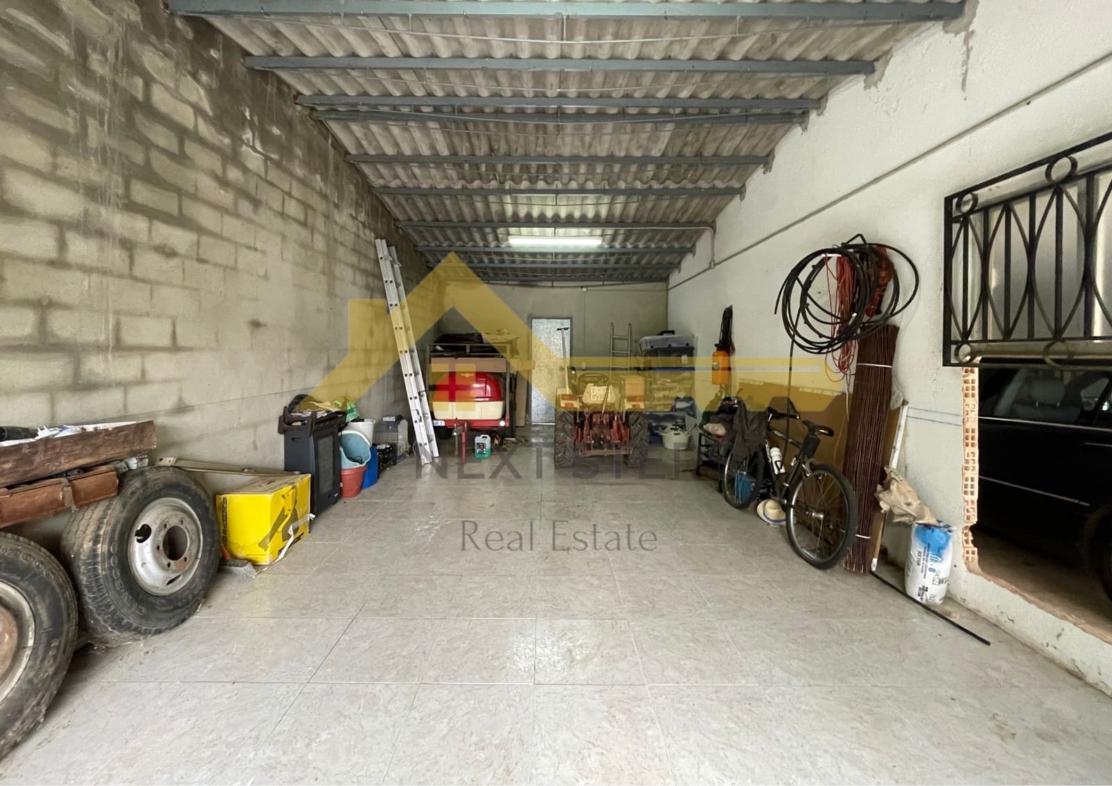 5 bedroom Villa for sale in Alberic with pool garage - € 300,000 (Ref: 8650930)