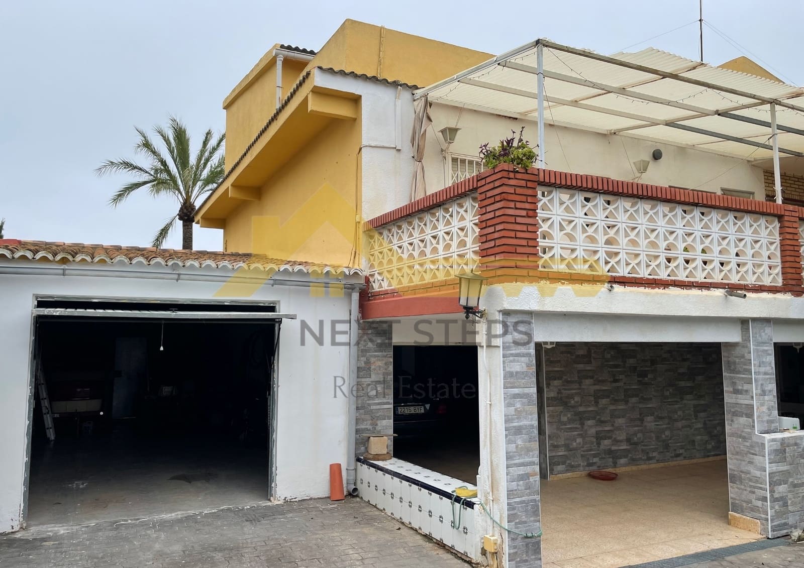 5 bedroom Villa for sale in Alberic with pool garage - € 300,000 (Ref: 8650930)