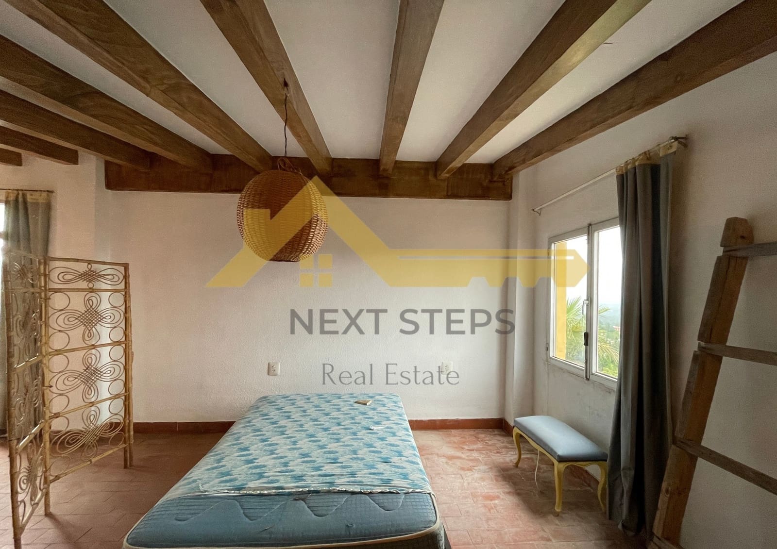 5 bedroom Villa for sale in Alberic with pool garage - € 300,000 (Ref: 8650930)