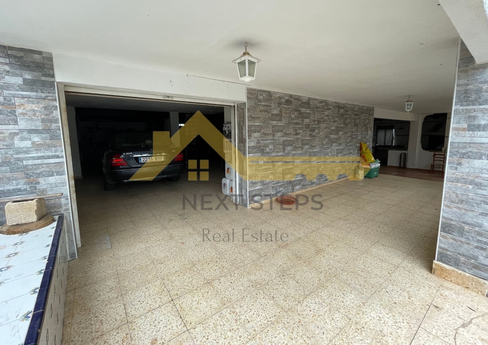 5 bedroom Villa for sale in Alberic with pool garage - € 300,000 (Ref: 8650930)