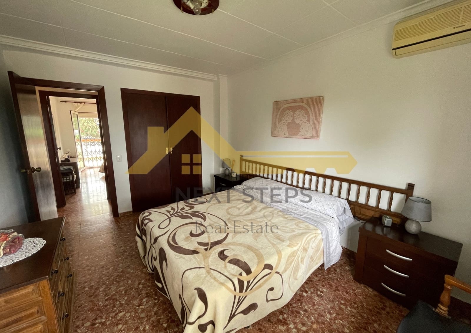 5 bedroom Villa for sale in Alberic with pool garage - € 300,000 (Ref: 8650930)