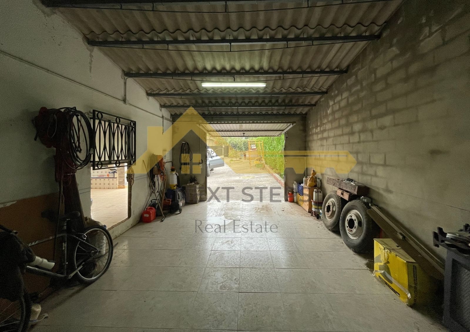 5 bedroom Villa for sale in Alberic with pool garage - € 300,000 (Ref: 8650930)