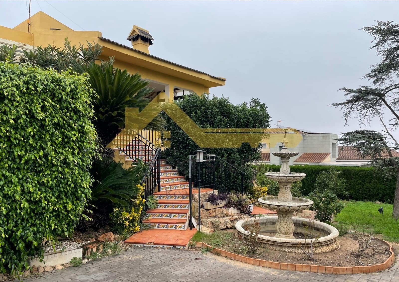 5 bedroom Villa for sale in Alberic with pool garage - € 300,000 (Ref: 8650930)