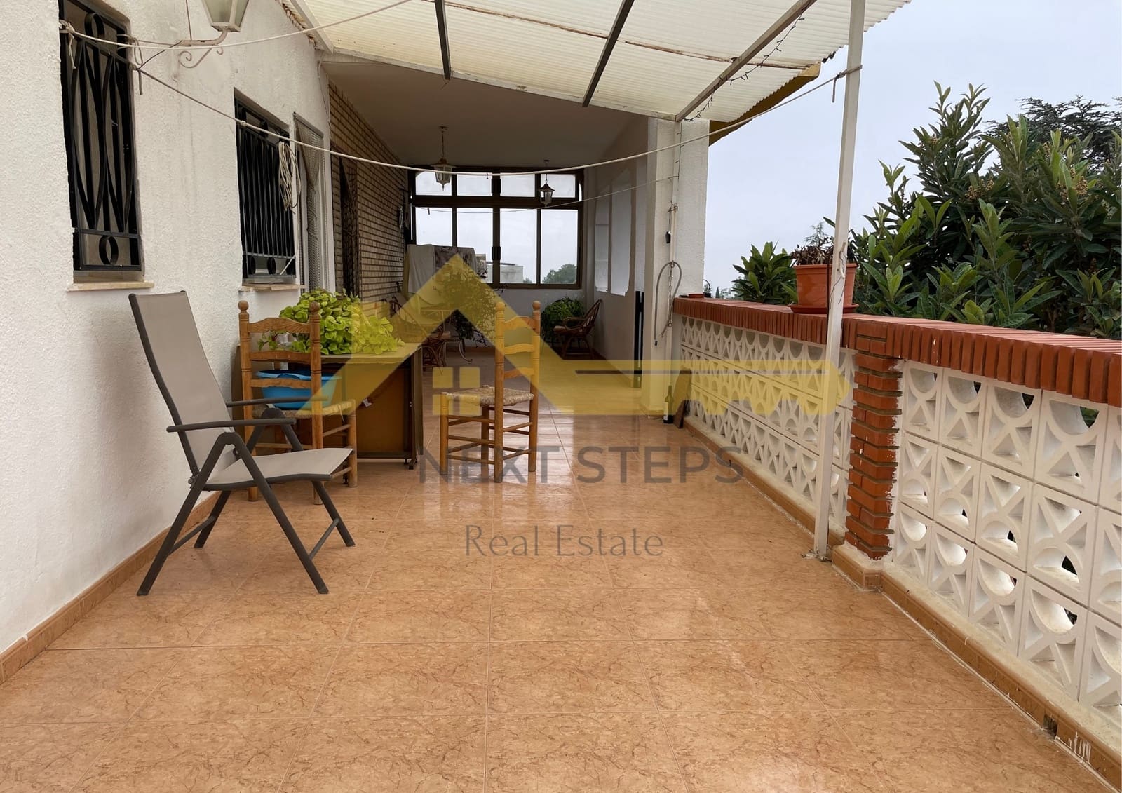 5 bedroom Villa for sale in Alberic with pool garage - € 300,000 (Ref: 8650930)
