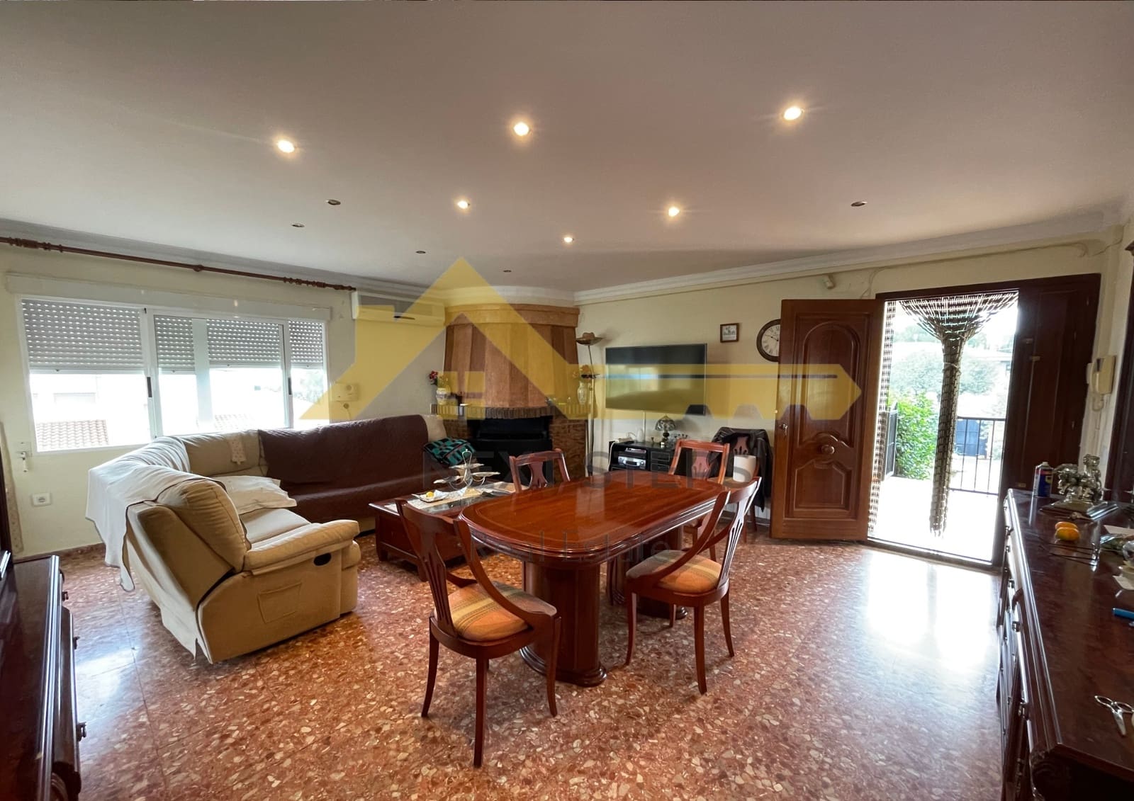 5 bedroom Villa for sale in Alberic with pool garage - € 300,000 (Ref: 8650930)