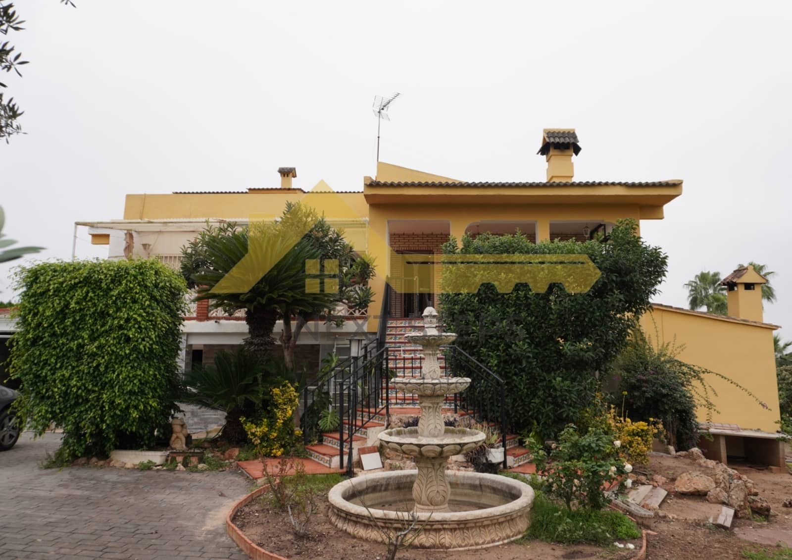 5 bedroom Villa for sale in Alberic with pool garage - € 300,000 (Ref: 8650930)