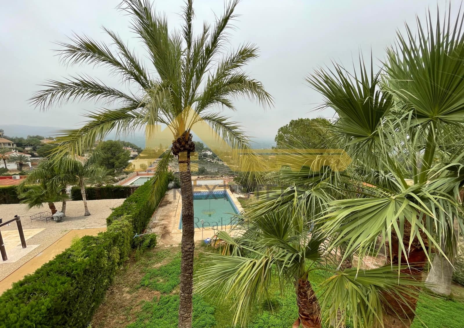 5 bedroom Villa for sale in Alberic with pool garage - € 300,000 (Ref: 8650930)