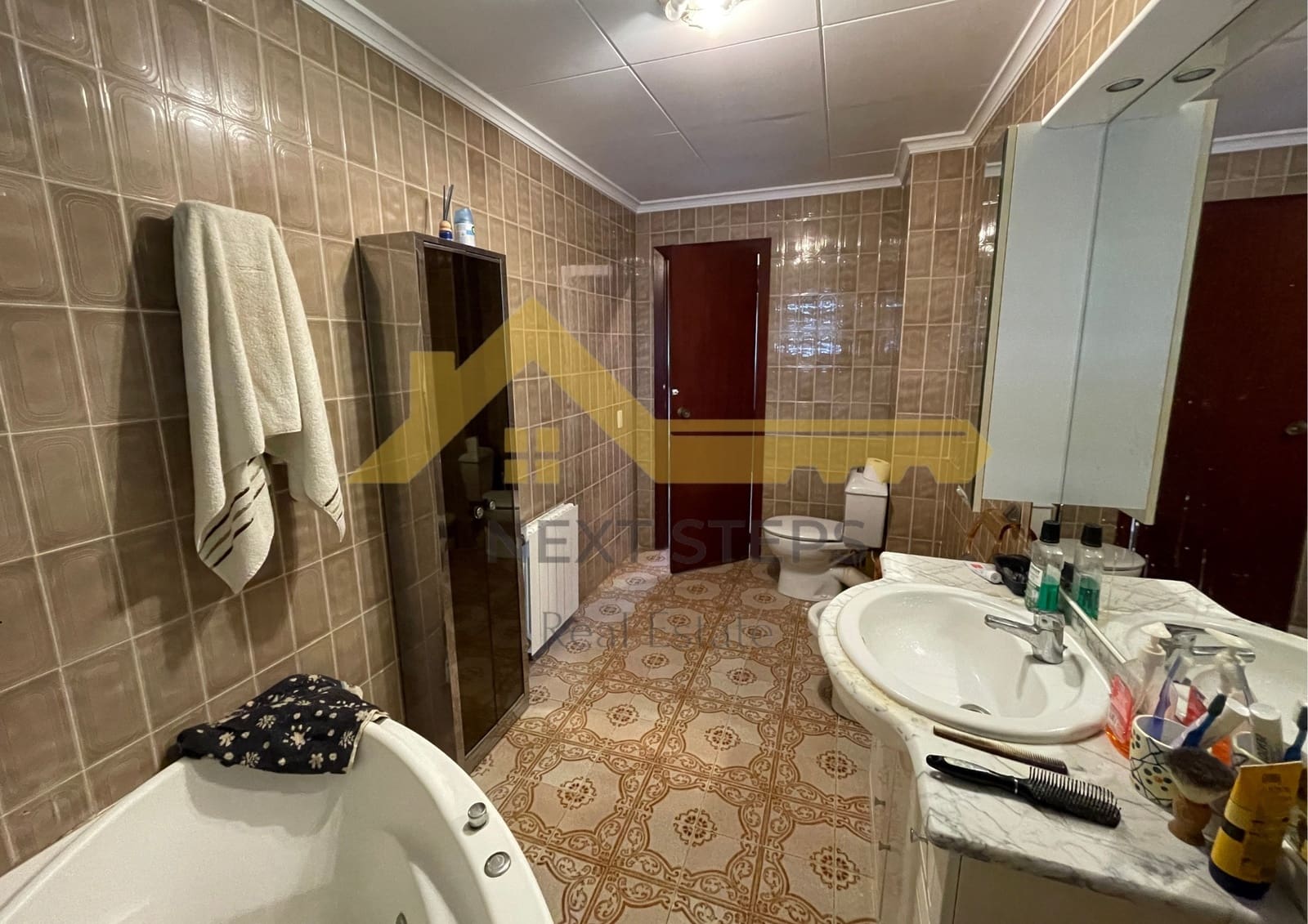 5 bedroom Villa for sale in Alberic with pool garage - € 300,000 (Ref: 8650930)