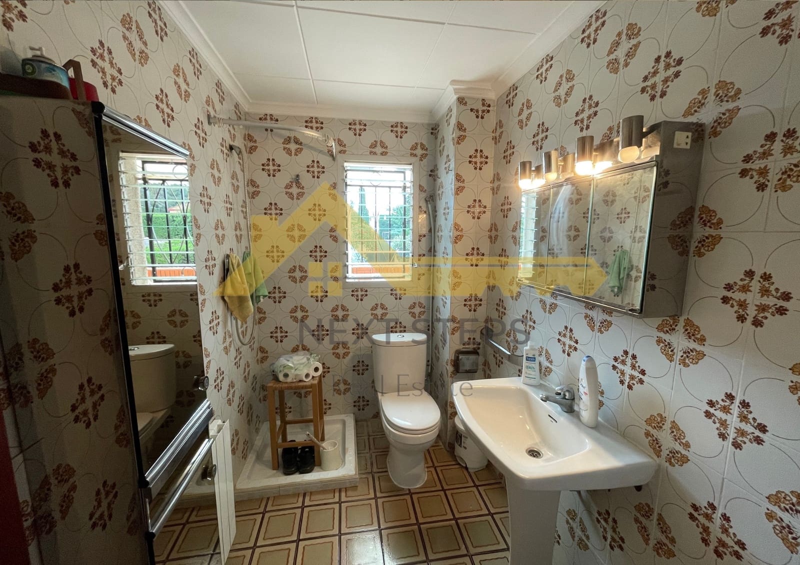 5 bedroom Villa for sale in Alberic with pool garage - € 300,000 (Ref: 8650930)