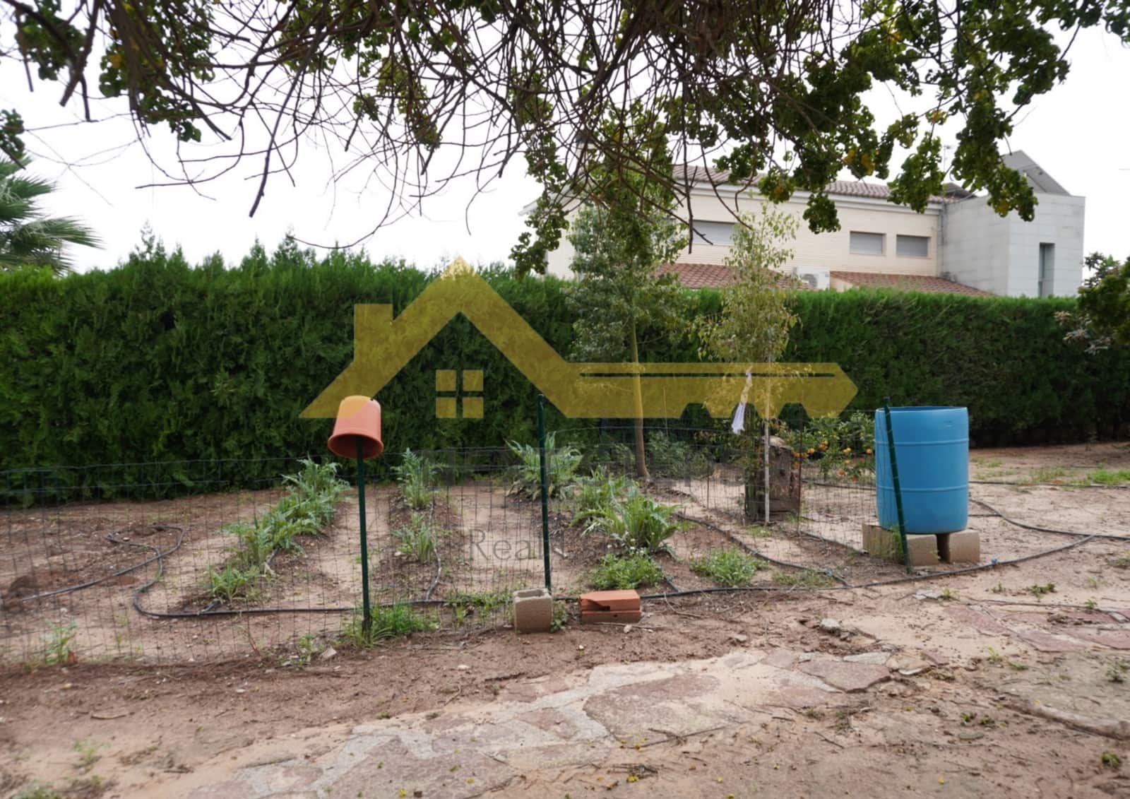 5 bedroom Villa for sale in Alberic with pool garage - € 300,000 (Ref: 8650930)