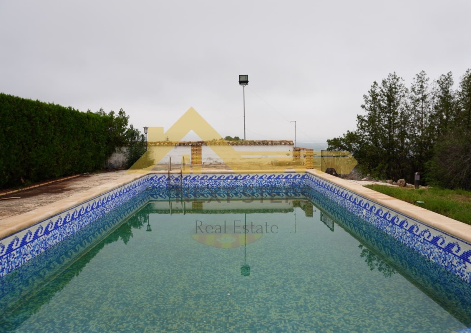 5 bedroom Villa for sale in Alberic with pool garage - € 300,000 (Ref: 8650930)